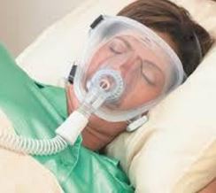 paciente durmiendo con mascarilla facial