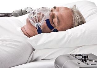 paciente durmiendo con mascarilla facial